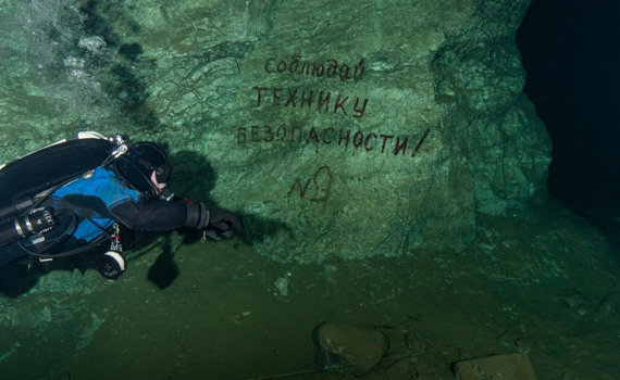 В Бахмуте появились экстремальные дайвинг-курсы. Рассказываем, кто и зачем погружается в пещерах