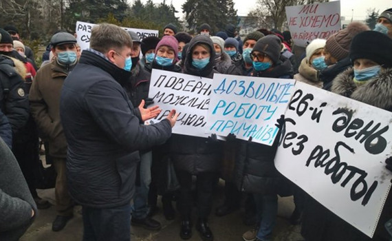 В Мариуполе работники судоремонтного завода вышли на акцию протеста. Разбираемся, что происходит