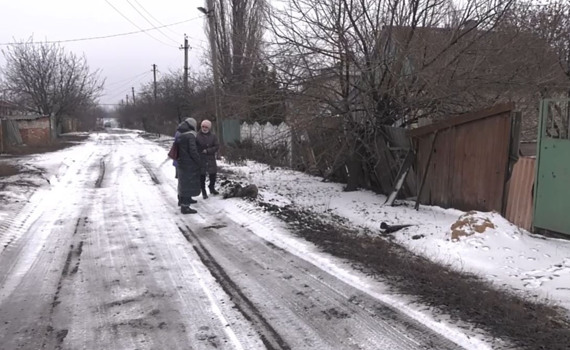 Як живуть місцеві мешканці у Майорську. Репортаж з селища біля КПВВ