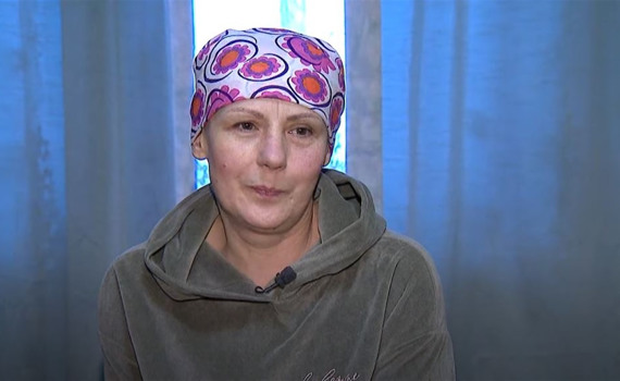 Це журналістка Оксана Ткачова з Донецька. Їй потрібна допомога, щоб побороти карциному