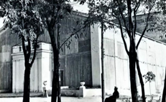 Это театр с историей в городском саду Мариуполя. Его снесут, чтобы построить университет Ахметова