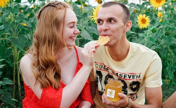 Семья из Мариуполя развивает эко-бренд "Сладкое золото". Степовой мед продают в креме и с орехами