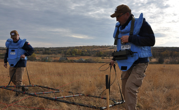 Вони дістають небезпечні снаряди із землі на сході. Історія Миколи Дячука і його команди демінерів