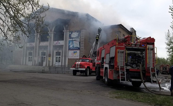 Дворец культуры в Славянске сгорел уже год назад. Разбираемся, сможет ли город его восстановить