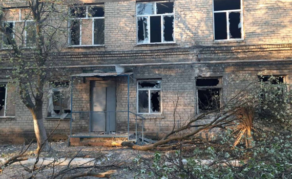 Ковид-отделение в Красногоровке попало под обстрел. В больнице выбило окна и вырубило электрику
