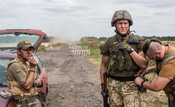 "Погані дороги" виходять на екрани кінотеатрів. Стрічку називають іншим поглядом на війну на Донбасі
