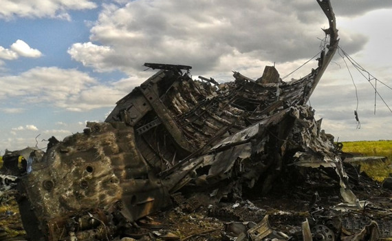 Это уникальные снимки Ил-76, сбитого над Луганском семь лет назад. Фотокор рассказал их историю