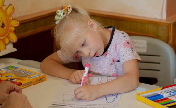 Так реабілітують дітей з інвалідністю в Білокуракиному. Ось історія семирічної Каті