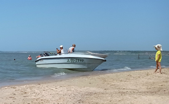 Мы приехали на море в Безыменное. Это всего в 30 км от Мариуполя за линией разграничения