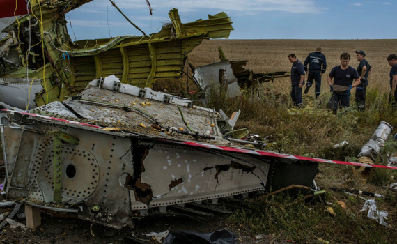 Эти 10 фото рассказывают трагедию "Боинга" МН-17, который сбили в небе над Донбассом