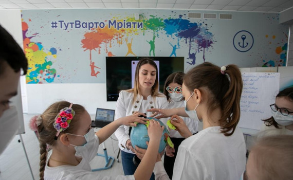 Школьники будут мониторить качество воздуха в Мариуполе. Их вдохновил самый большой урок в мире