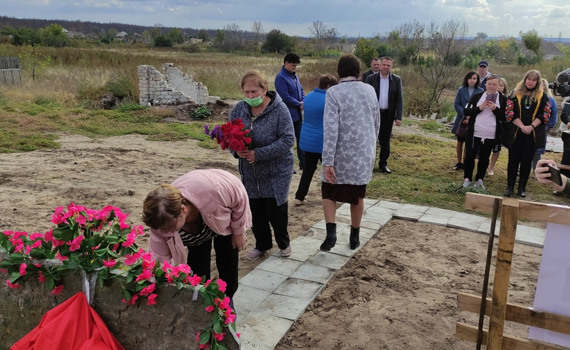 Це пам’ятний знак загиблим під час пожежі на Луганщині. Його встановили у Вороновому, яке горіло