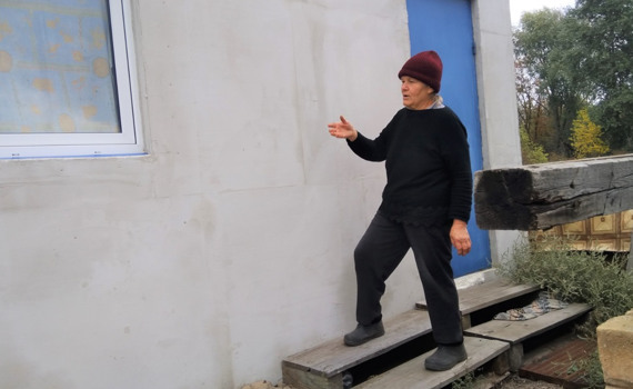 Віра Коваленко відбудовує дім, який зруйнувала масштабна пожежа. Минув рік після лиха в Муратовому
