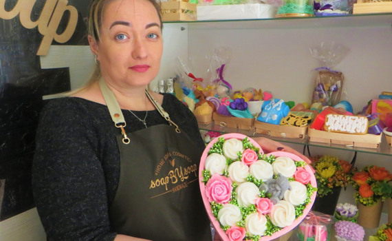 Валентина Гартовина создает букеты из мыла в Мирнограде. Показываем, как устроена ее мастерская