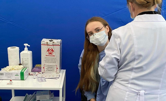 Я вже вакцинувала дитину від Covid-19. Інструкція для батьків і реальний досвід жительки Маріуполя