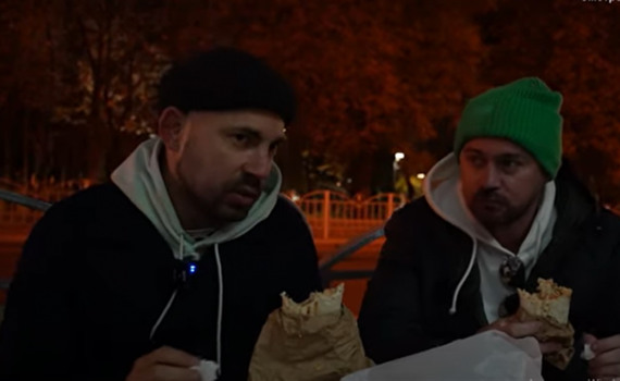 Футболист Милевский и тревел-блогер Бедняков развлекаются в Мариуполе (и даже едят местную шаурму)