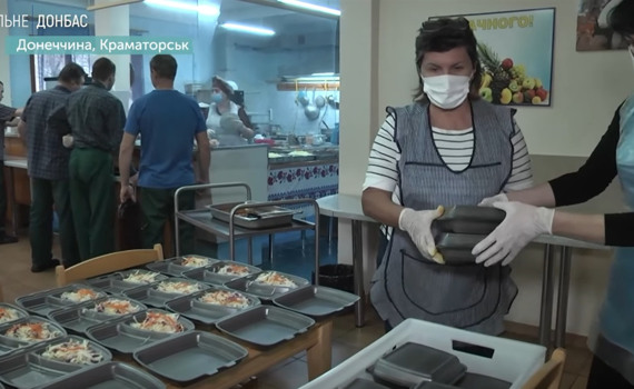Медикам Краматорська дякують за боротьбу з ковід смачними обідами. Хто і як це робить?