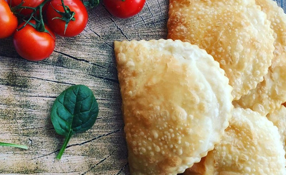 Памятник борщу с килькой или чебурекам? В Мариуполе определяются с вкусными символами города
