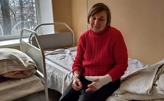 Валентина Гордеева ранена при обстреле Марьинки. Снаряд упал на автобусной остановке возле школы