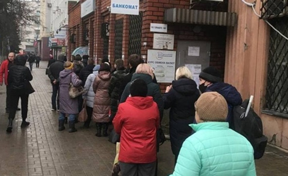 Впервые за 8 лет войны в Донецке и Луганске объявили эвакуацию. Все паникуют, но что происходит?