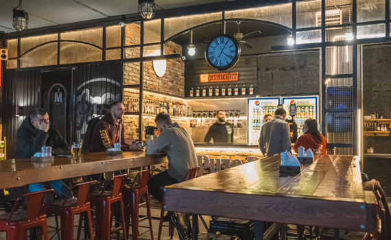 Рестораторы Puzo Pub начинали с пивного ларька. А теперь создали самый атмосферный паб в Севере