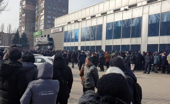 Набирают воду в фонтанах. Хоронят людей прямо в парке. Жизнь блокадного Мариуполя в фотографиях