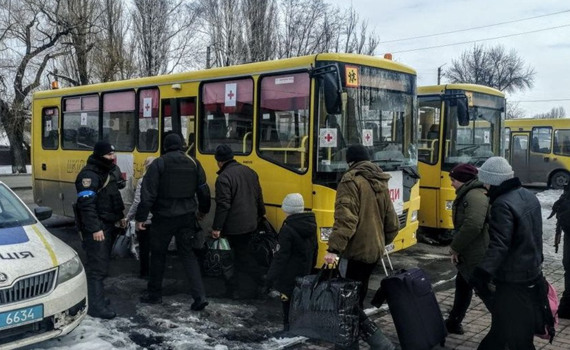 В этом телеграм-боте уже есть списки всех эвакуированных из Волновахи и Угледара. Ищите своих родных