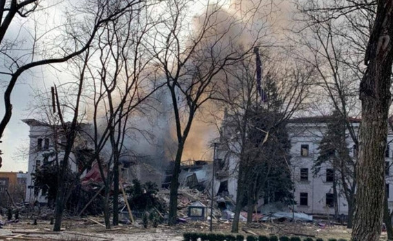 Драмтеатр Мариуполя разбомбили. Cегодня здесь должна была быть премьера "Незгідного та нескореного"