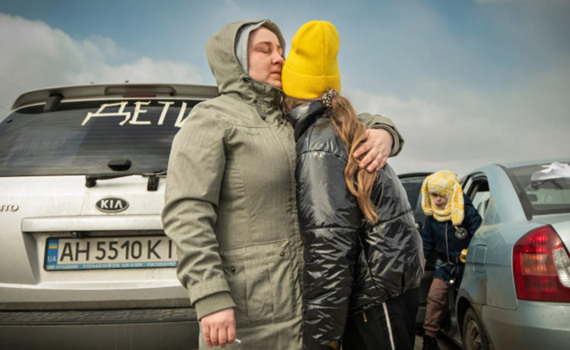 Тисячі людей їдуть з Маріуполя після двотижневої облоги. Вони проходять не одне випробування