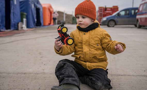 Як допомогти дитині, яка залишилась без дорослих під час війни. 6 поширених питань