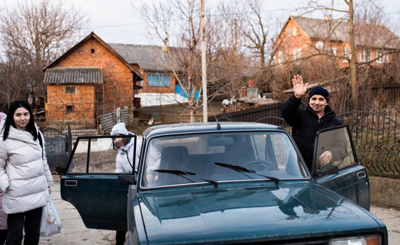 Коли ми їхали, гатили з усіх боків. Три історії евакуації зі сходу