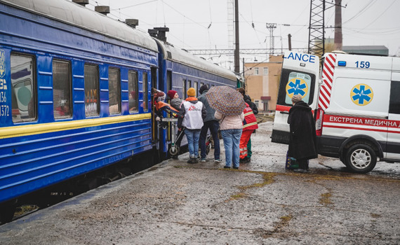 Із Запоріжжя відправився потяг з пораненими. "Лікарі без кордонів" евакуювали маріупольців