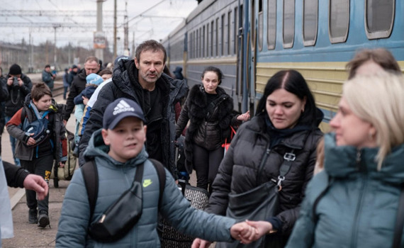 Жителей Славянска призвали временно выехать в безопасную зону. Вот эвакуационные поезда