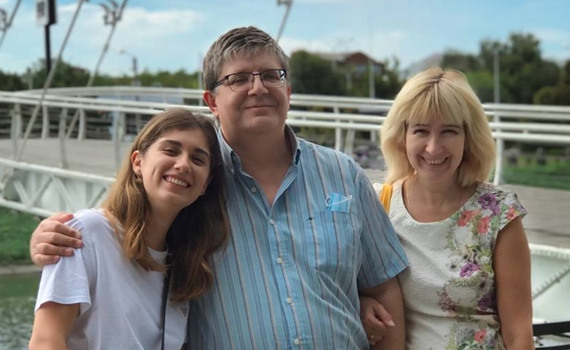 Купила микроавтобус, чтобы вывезти родителей из Мариуполя. История девушки, спасшей семью и соседей