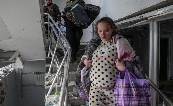 Это видео ужасного авиаудара по роддому в Мариуполе. Оно опровергло российские фейки