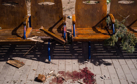 У одного відірвана голова, а в іншого нога. Свідчення про обстріл вокзалу Краматорська