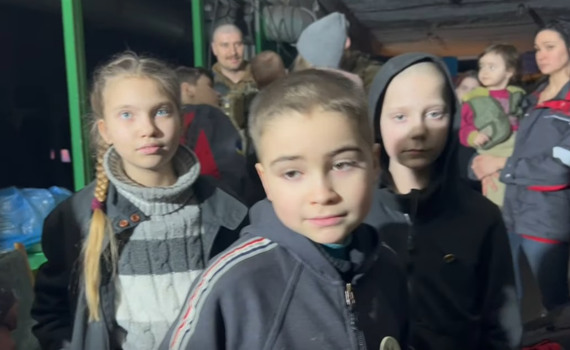 Эти дети живут в убежищах “Азовстали”. Опубликовано новое видео с просьбами о коридоре