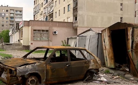Лисичани звикли до обстрілів і набирають воду у вирві від снаряду. Відео з міста на лінії вогню