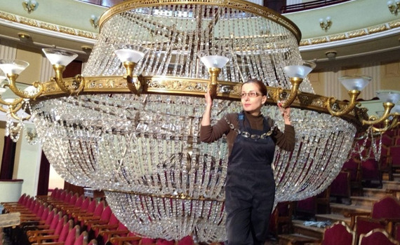 Я была комендантом убежища в драмтеатре Мариуполя. Это мы написали «ДЕТИ» краской перед входами