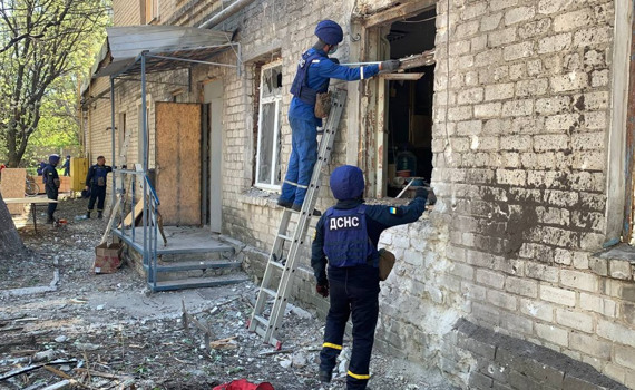 Цю лікарню в Красногорівці обстрілювали вже 17 разів. Але медики продовжуть допомагати людям