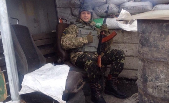 До цього бійця з Луганщини окупанти вдерлися в квартиру. Вони підклали йому гранати і зброю