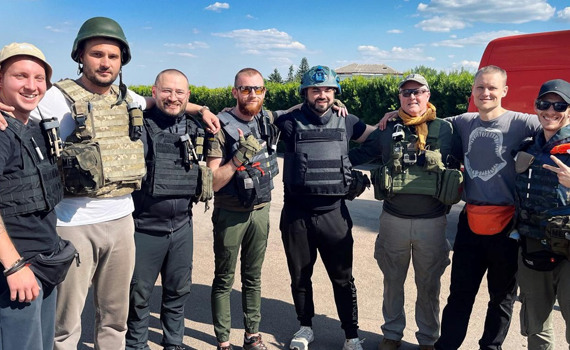 Ці волонтери досі вивозять мирних жителів з Луганщини. І наполягають на евакуації родин з дітьми