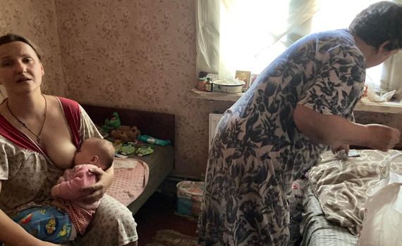 Мадонна с младенцем, стойкие старики и раненные. Война в Лисичанске глазами Виктории Ивлевой