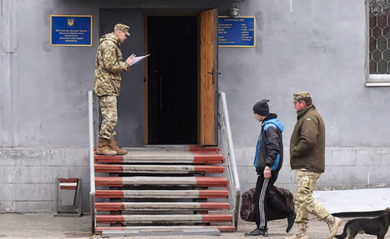 Мне хотят вручить повестку просто на улице. Это законно? Что делать?