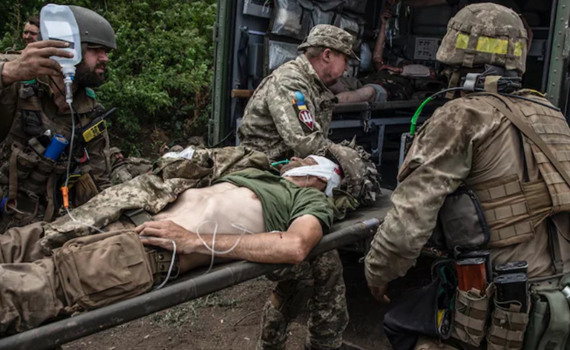 По колоні ВСУ під Лисичанськом вдарили касетними бомбами. Поранених лікували просто посеред поля