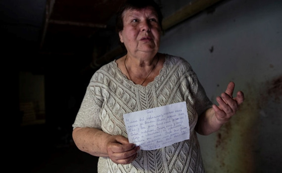 Мешканці Лисичанська пишуть рідним листи в підвалах. Вони провели там вже 116 днів