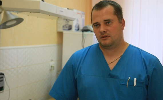 Кардіолог Андрій Ізюмченко лікує хворих у Новогродівці. Він тепер єдиний лікар у своєму відділенні