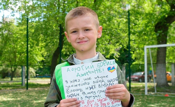 Likes dinosaurs and gets ready for school. The story of a Mariupol orphan who wrote to Johnson