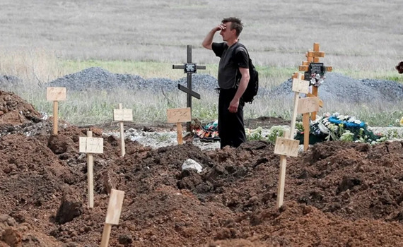 В Маріуполі окупанти викопали тіло дитини з кладовища. Людей перепоховують у братських могилах