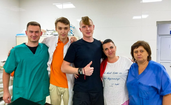 Медбрат Ілля Черніков відкрив збір коштів на захист для лікарів зі Слов’янська. Долучайтеся до збору